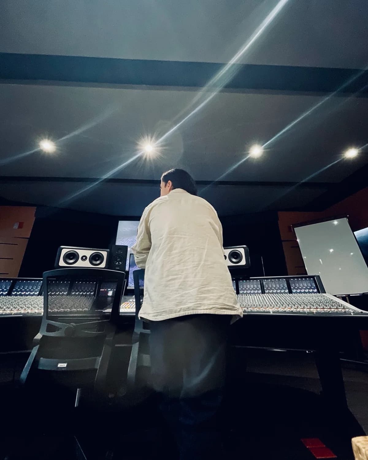 Gibran Carmona durante una práctica de formación en la consola SSL Duality de SAE Institute México